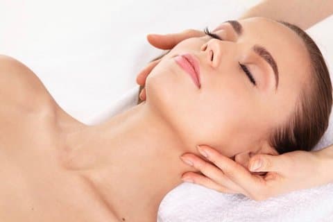 Essentiële Japanse Sculpting Facial (70 min)