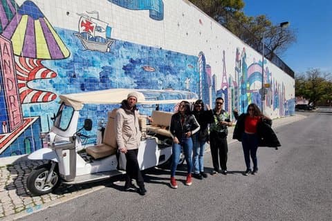 Tour privado en tuk-tuk de 3 horas por el arte callejero. Recogida gratuita.