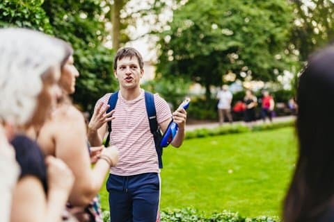 Un groupe de touristes allemands assiste à la relève de la garde au palais de Buckingham à Londres.