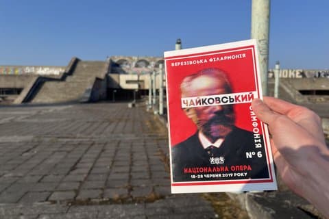 Tenet Movie Tour begeleid door een achtergrondacteur