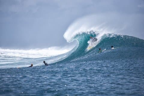 Excursión de un día a Teahupo'o desde Papeete en catamarán de lujo.