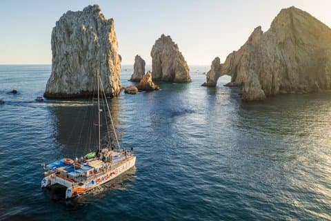 Los Cabos Sunset Cruise: ikonisk udsigt, gruppe glæde, mad og drikke