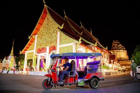 Tour notturno privato di mezza giornata in Tuk Tuk nella città di Chiang Mai