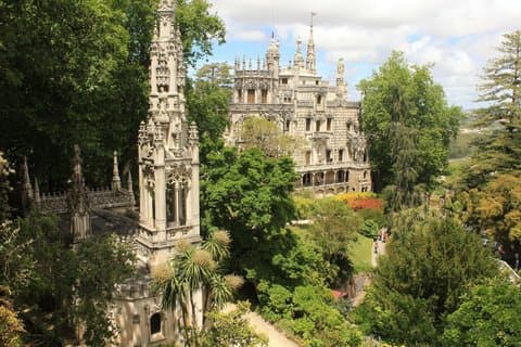 Slott i Sky-Finn ut Sintra's Pena Palace og mauriske slott