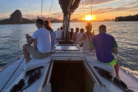 Experiência de passeio de barco ao pôr do sol em um rio: bebidas, lanches e muito mais.