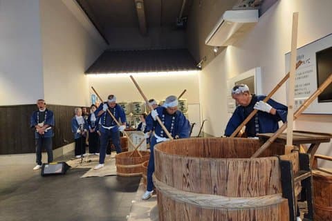 Private Sake & Food Tour: Kuromon Market, Nada Brewery, Kobe Port