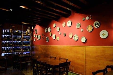 Luxury Natural Wine Tasting with Cicchetti Tapas in Venice