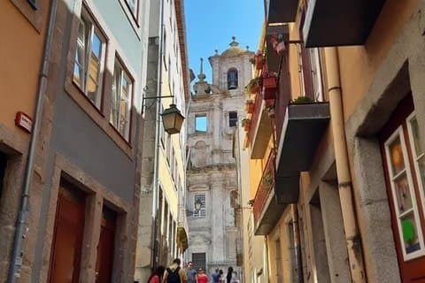 Porto monumental com Palácio da Bolsa de Valores