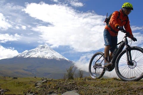 キト発コトパクシ火山Eバイク日帰りツアー