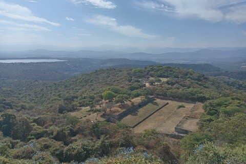 Ontdek de prachtige archeologische site van Xochicalco en geniet van een maaltijd in Cuernavaca.