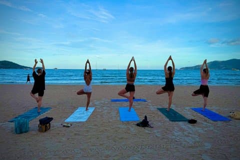 Sonnenaufgang Patong Beach Yoga