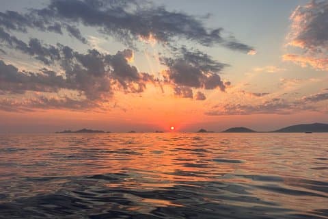 Crucero en barco al atardecer con aperitivo en las islas Sanguinarias