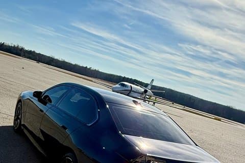 Trasferimento in aeroporto di lusso in una BMW I7 E Drive 50
