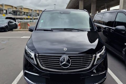 Traslado privado de ida y vuelta al aeropuerto de París CDG en furgoneta de lujo