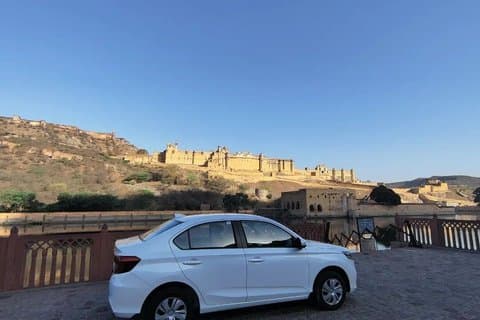 Udaipur till Jaipur Hotel One-Way Private Chauffeur Service