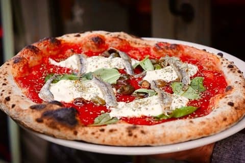 Classe de culinária de pizza sem glúten com degustação de vinho
