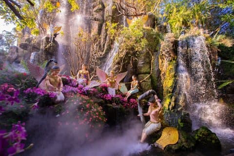 チェンマイ発ラリタカフェ付きチェンライ寺院日帰りツアー