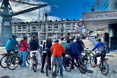 山から海までジェノヴァを巡る4時間の自転車ツアー