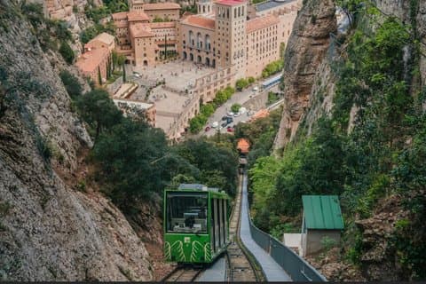 Beyond Montserrat kloster, med kabelbane og topp jernbane