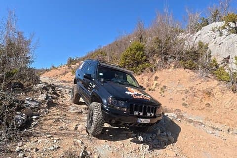 ティラナ4x4ジープアドベンチャーハイキングと隠し洞窟