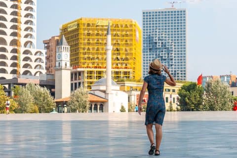 Pequeno grupo passeio a pé de Tirana 2.5 horas Main LandMarks