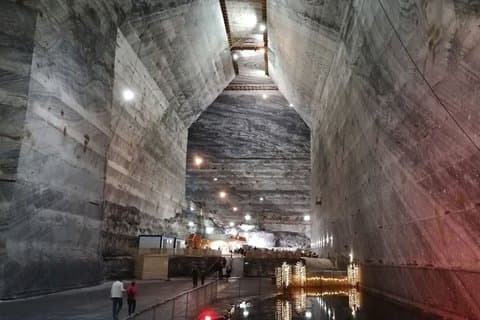 ブカレスト塩鉱山入場チケットドラキュラ墓ツアー