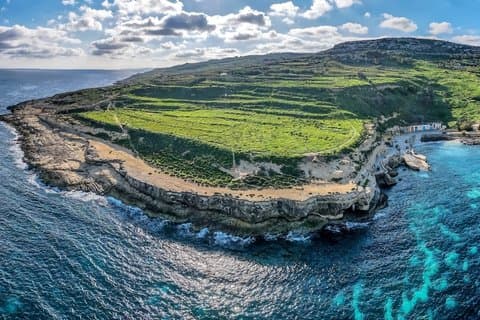 Gozo and Comino: 9 Bays Cruise Including Snack and Transport
