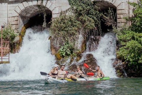 Aluguel de temporada de caiaque autoguiado em Neretva Canyon