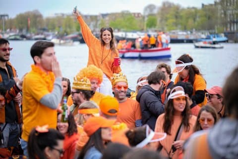 Amsterdamer Königstags-Bootsparty mit unbegrenzten Getränken 2027