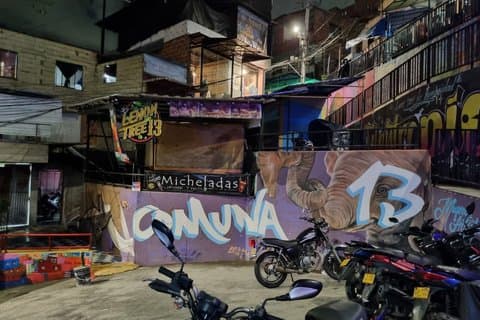 Tour Nocturno por la Comuna 13 Experiencia Basica