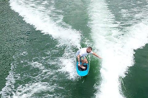 Privé wakesurfles in Guatapé op een professionele boot