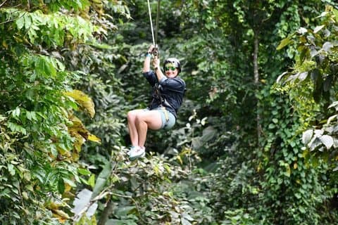 La Fortuna Zipline med vulkanvandring och hängande broar