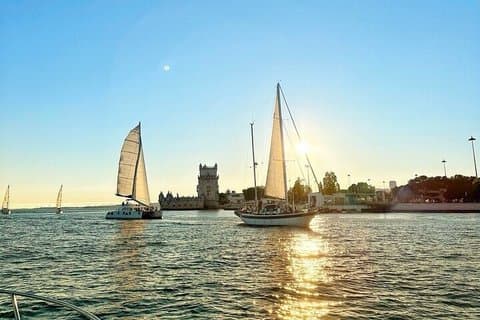 Excursão privada de barco em Lisboa Visitas turísticas Natação e vinho
