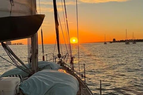 Lissabon zonsondergang of dagelijkse boottocht op de rivier de Taag met drankjes