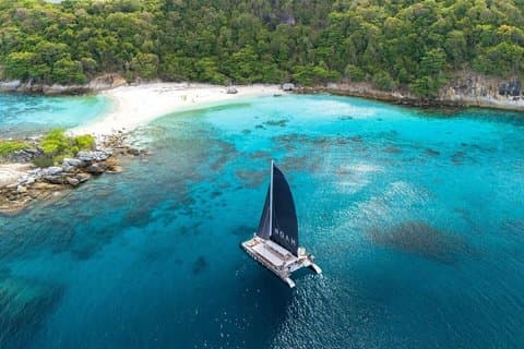 Coral & Racha Island av Noah Catamaran