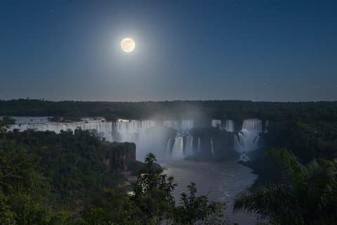 Excursion nocturne à la pleine lune aux chutes d'Iguazu