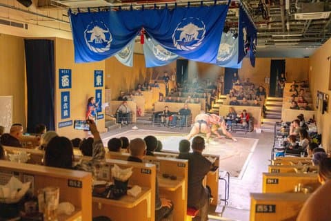Kyoto : Spectacle de divertissement de sumo avec pot chaud au poulet et geisha