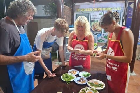 Oplev at lave madlavning klasse i Hoi An med transfer service