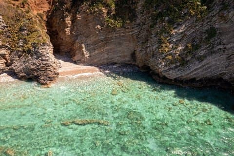 Budva båttur med svømming skjulte strender og kystutsikt