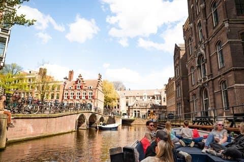 Amsterdam Canal Cruise med Open Bar Central Station