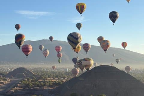 Lever de soleil en montgolfière au-dessus de Teotihuacan