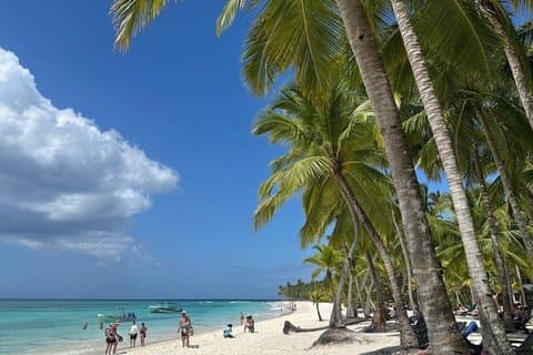 Catamaran- en speedboottocht naar Saona-eiland met natuurlijk zwembad