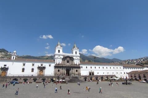 TOUR Quito Colonial-muffin, cable car and half the world.
