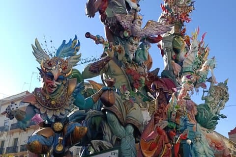 Fallas y Buñuelos Un delicioso y folclórico recorrido por Valencia