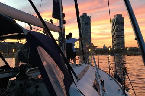 Passeio de veleiro ao pôr do sol ao longo da costa com Open Bar