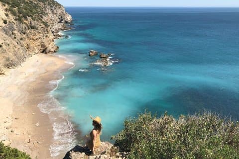 Caminata costera privada a una playa escondida en Arrabida Scenic Escape