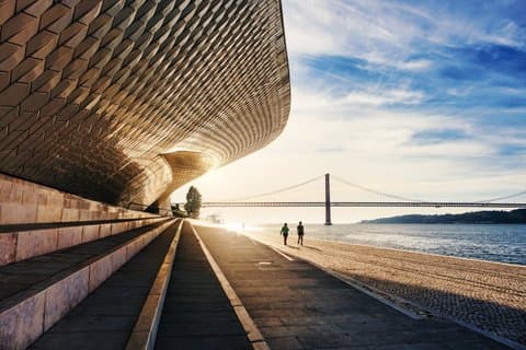 Traslado privado Lisboa Oporto con paradas de 2h para hacer turismo