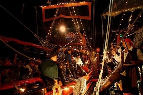 Show de piratas e jantar especial para casais! Bebidas, aventura e diversão