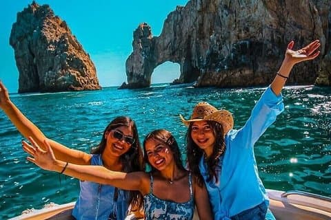 Zonsondergang bij Cabo Life, een privéjacht in Los Cabos, voor 10 personen, 3 uur.