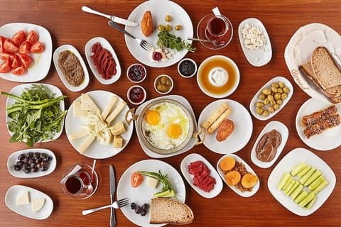 Turkish Breakfast in Uskudar with Bosphorus Walking Tour